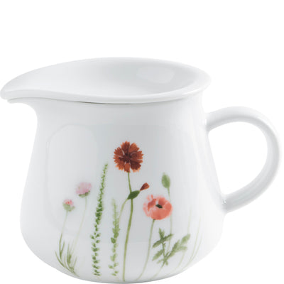 Ein eleganter, weißer Milchkännchen mit einer geschwungenen Form und einem leicht geschlossenen Ausguss. Die Oberfläche ist mit bunten Blumenmotiven, darunter rote und rosa Mohnblumen sowie grüne Blätter, verziert. Das Design kombiniert traditionelle und moderne Elemente, was dem Kännchen einen ansprechenden, dekorativen Charakter verleiht. Ideal für den Tisch, um Milch oder Sahne stilvoll zu servieren.