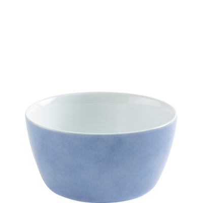 Eine einfache, runde Schüssel aus Keramik mit einem glatten, blauen Äußeren und einem weißen Inneren. Die Schüssel hat eine minimalistische Form und ist für den Einsatz in der Küche oder zum Servieren von Speisen geeignet. Sie steht auf einer flachen Basis und hat keine zusätzlichen Verzierungen, wodurch sie modern und elegant wirkt.
