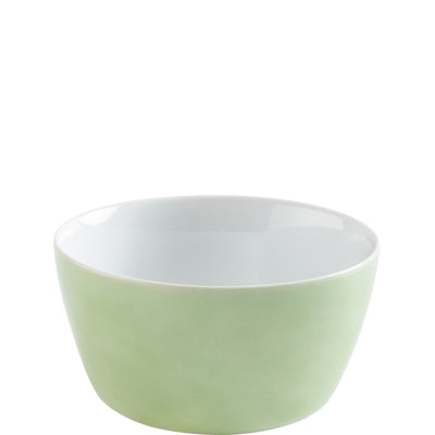 Grüne Schüssel aus Keramik mit glatter Oberfläche. Die Außenseite ist zart mintgrün, während die Innenseite in strahlendem Weiß gehalten ist. Die Schüssel hat eine runde Form und eine breite Öffnung, eignet sich ideal für Snacks oder Salate. Das Design ist einfach und elegant, passend für verschiedene Tischdekorationen.