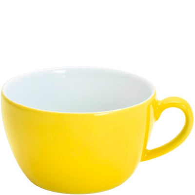 Eine gelbe Keramiktasse mit einer weißen Innenseite. Die Tasse hat eine runde Form und einen stabilen Henkel auf der rechten Seite. Sie steht auf einer weißen Oberfläche und strahlt eine fröhliche und einladende Atmosphäre aus. Ideal für heiße Getränke wie Tee oder Kaffee.
