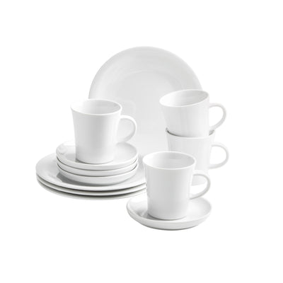 Eine Gruppe von weißem Geschirr auf einem neutralen Hintergrund. Zu sehen sind mehrere Untertassen, darauf liegen je drei kleine Tassen, die übereinander stehen. Im Hintergrund sind größere flache Teller. Das Geschirr ist schlicht und modern gestaltet.