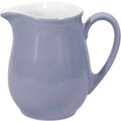 Blau-lilafarbene Kanne aus Keramik mit einer einfachen, eleganten Form. Die Kanne hat einen kurzer Ausguss und einen stabilen Henkel. Innen ist sie weiß, was einen schönen Kontrast zur äußeren Farbe bildet. Ideal zum Servieren von Soßen oder Getränken.