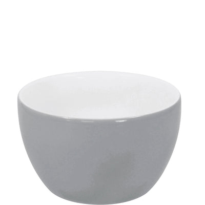 Eine runde, flache Schüssel aus Porzellan in Grautönen, mit einer matten Außenfläche und einer glänzenden, weißen Innenfläche. Die Schüssel hat eine konische Form und steht stabil auf einer breiten Basis. Sie eignet sich für Servieren oder als dekoratives Element.