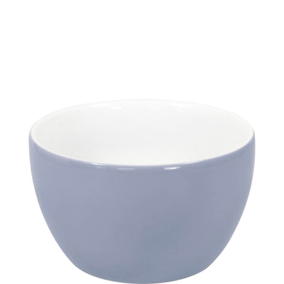 Ein runder Schüssel aus Keramik in einem sanften Lilaton. Die Außenseite der Schüssel ist gleichmäßig lilafarben, während die Innenseite in strahlendem Weiß gehalten ist. Die Schüssel hat eine glatte Oberfläche und einen breiten, flachen Rand. Sie eignet sich ideal für Snacks, Salate oder Desserts und fügt sich harmonisch in jede Kücheneinrichtung ein.
