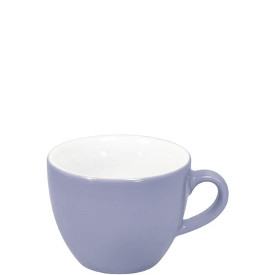 Eine hell-lila Teetasse aus Keramik mit einem schlichten, runden Design und einem kleinen Griff. Die innere Oberfläche der Tasse ist weiß, während die äußere Seite in einem sanften Lilaton gehalten ist. Die Tasse steht auf einer flachen, weißen Oberfläche und hat eine glatte, glänzende Oberfläche. Sie eignet sich für heiße Getränke wie Tee oder Kaffee.