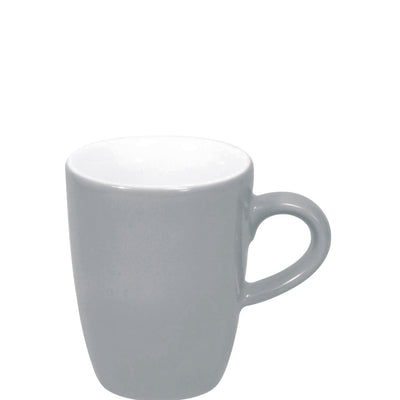 Eine schlichte, graue Kaffeetasse aus Keramik steht auf einem weißen Hintergrund. Die Tasse hat eine gerade Form und einen runden Henkel. Sie ist leer und zeigt eine glatte, glänzende Oberfläche.