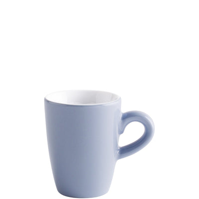 Eine helle, blaue Keramiktasse mit einem schlichten, modernen Design. Die Tasse hat eine gerade Form, einen leicht ausgeformten Henkel und eine glatte Oberfläche. Der Innenraum ist weiß und spiegelt sich im Licht. Ideal für Heißgetränke wie Kaffee oder Tee. Der Hintergrund ist transparent, wodurch der Fokus vollständig auf der Tasse liegt.