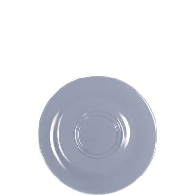 Ein runder, blauer Unterteller mit einer glatten Oberfläche und leichtem Glanz. Der Teller hat einen erhöhten Rand und eine Vertiefung in der Mitte, die typischerweise für Tassen verwendet wird. Der Hintergrund ist einfarbig, wodurch der Fokus auf dem Teller liegt.