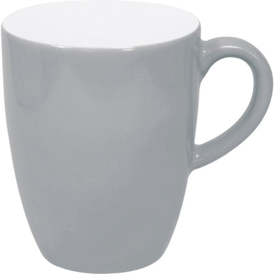 Ein schlichtes, graues Kaffeebecher mit einer glatten Oberfläche und einem runden Rand. Der Becher hat einen durchgehenden Henkel auf der rechten Seite, der eine bequeme Handhabung ermöglicht. Der Boden ist leicht abgerundet, was ihm Stabilität verleiht. Der Hintergrund ist weiß, wodurch der Becher deutlich hervorsticht. Ideal für den täglichen Gebrauch oder als Geschenk.