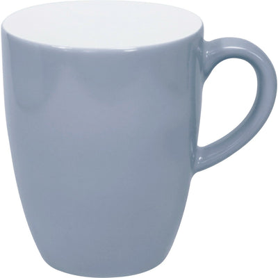 Ein einfarbiger, grauer Kaffeebecher mit einer runden Form und einem seitlichen Henkel. Der Becher hat eine glatte Oberfläche und einen schlichten, modernen Look. Der obere Rand ist gerade, und die Innenseite ist weiß. Der Becher steht auf einer flachen Unterlage.