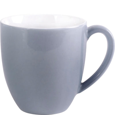 Eine graue Keramiktasse mit leicht abgerundeter Form und einem schmalen Henkel. Der Innenraum der Tasse ist weiß. Die Tasse steht auf einem weißen Hintergrund und hat keine sichtbaren Muster oder Dekorationen. Sie wirkt schlicht und modern.