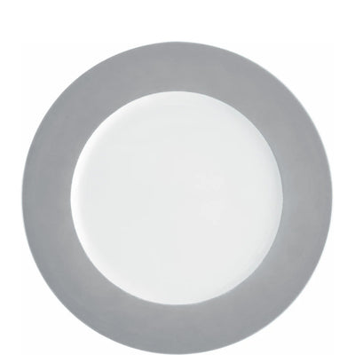 Rundes, flaches Geschirr mit einem schlichten, grauen Rand. Die Innenfläche des Tellers ist weiß und glänzend. Der Teller liegt auf einem neutralen Hintergrund. Ideal für den Einsatz beim Servieren von Speisen.