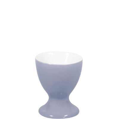 Ein lila Eierbecher mit einer glänzenden Oberfläche. Der Becher hat eine schlichte, geschwungene Form und eine weiße Innenseite. Er steht auf einem breiten Fuß und eignet sich zum Servieren von weichgekochten Eiern. Der minimalistische Stil des Bechers verleiht ihm eine moderne Note und macht ihn zu einer eleganten Ergänzung für den Frühstückstisch.