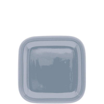 Ein quadratisches, flaches Geschirr in sanftem Grauton. Die Oberfläche ist glatt und glänzend, während die Ecken abgerundet sind. Das Geschirr hat eine schlichte, moderne Form ohne zusätzliche Verzierungen und wirkt elegant und funktional.