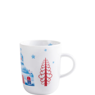 Eine weiße Tasse mit bunten, weihnachtlichen Motiven. Auf der Vorderseite befindet sich ein blaues Häuschen mit einer roten Tür, einem blauen Fenster und einem kleinen Vogel. Daneben steht ein roter, stilisierter Weihnachtsbaum mit geschwungenen Zweigen. Um die Tasse sind kleine blaue Sterne verteilt. Die Tasse hat einen runden Körper und einen stabilen Henkel. Sie eignet sich perfekt für heiße Getränke in der Weihnachtszeit.