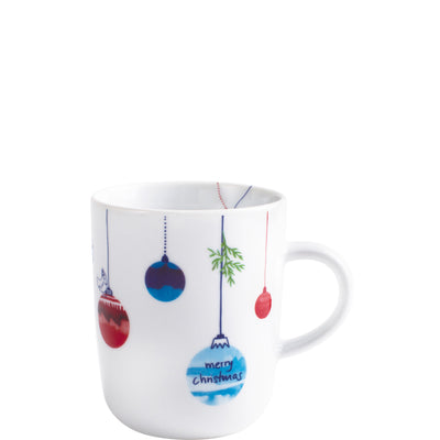 Weißer Kaffeebecher mit bunten Weihnachtsbaumkugeln, die daran baumeln. Die Kugeln sind in verschiedenen Farben gestaltet, darunter Rot, Blau und Grün. Eine der Kugeln trägt den Schriftzug "Merry Christmas" auf einem hellblauen Hintergrund. Der Becher hat eine schlichte runde Form mit einem stabilen Henkel. Der Weihnachtsdesign verleiht dem Becher eine festliche Stimmung und eignet sich gut für die Adventszeit oder als Geschenk.