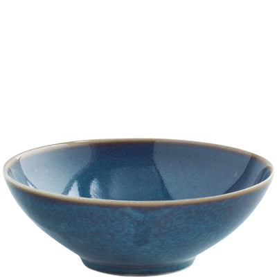 Eine flache, runde Schale aus Keramik in einem tiefen Blauton. Die Innenseite der Schale hat eine glänzende Oberfläche, während die Außenkante einen matten Finish zeigt. Der Rand der Schale ist leicht nach oben gebogen. Sie steht auf einer neutralen Oberfläche und wirkt modern und elegant.