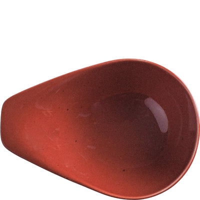 Eine ovale, rotbraune Schüssel mit einer glatten Oberfläche. Die Schüssel hat eine tropfenähnliche Form und ist innen glänzend. Sie liegt auf einem weißen Hintergrund und wirkt minimalistisch und modern.