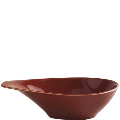 Ein schmaler, ovaler Teller aus rotem Keramikmaterial, der eine glänzende Oberfläche hat. Der Rand des Tellers ist leicht erhöht und hat eine geschwungene Form. Der Teller steht stabil auf einer flachen Unterlage, und sein tiefes Innenleben lässt sich gut für Saucen oder als Beilagenteller nutzen.