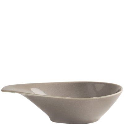 Eine schlichte, graue Schale mit asymmetrischer Form und breiterer Kante. Die Oberfläche ist glatt und glänzend, was einen modernen, eleganten Look vermittelt. Die Schale eignet sich gut für die Präsentation von Snacks oder Beilagen und wirkt sowohl stilvoll als auch funktional in der Tischdekoration.