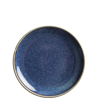 Blauer Keramikteller mit einer glänzenden Oberfläche und einer schmalen, goldenen Kante. Der Teller hat eine runde Form und zeigt eine tiefe, gleichmäßige Farbverteilung, die von einem dunkleren Blau in der Mitte zu einem helleren Rand übergeht. Ideal für Servieren von Speisen oder als dekoratives Element.
