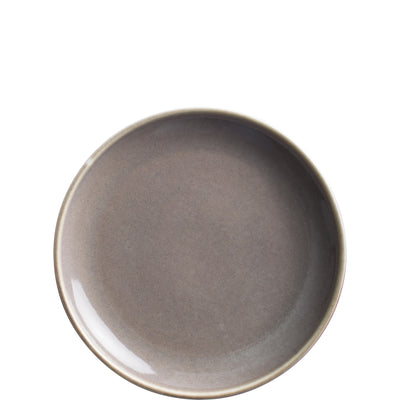 Runde, flache Keramikplatte in einem sanften Grauton. Die Oberfläche ist leicht glänzend und reflektiert das Licht subtil. Der Rand der Platte ist leicht gewölbt und hat einen helleren Farbton, der einen dezenten Kontrast zur inneren Fläche bietet. Die Platte ist schlicht und elegant, geeignet für den Einsatz in der Gastronomie oder im Haushalt.
