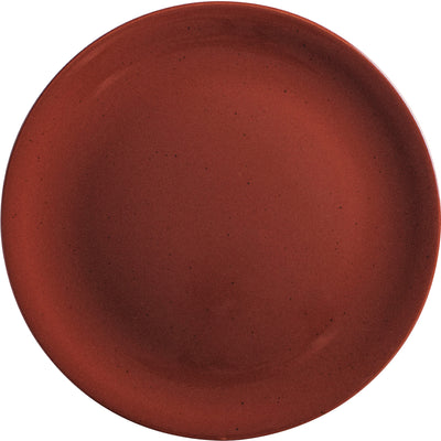 Ein runder, terrakottafarbener Teller ohne Dekoration, der auf einer einfarbigen Fläche liegt. Die glatte Oberfläche zeigt kleine, dunkle Punkte und eine matte Textur. Der Teller hat einen leicht erhöhten Rand und wirkt robust und modern. Ideal für die Präsentation von Speisen oder als dekoratives Element.