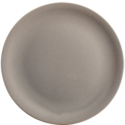 Ein runder, flacher Teller aus mattem, grauem Keramikmaterial. Die Oberfläche ist einheitlich und zeigt einen weichen Farbverlauf. Der Rand des Tellers ist leicht abgerundet, und es sind keine Dekorationen oder Muster sichtbar. Der Teller wirkt modern und minimalistisch, ideal für den Einsatz bei verschiedenen Mahlzeiten oder Anlässen.