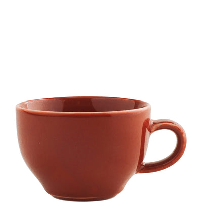 Eine kleine, runde Tasse aus terrakottafarbenem Keramik, die auf einer weißen Fläche steht. Die Tasse hat eine glatte Oberfläche und einen seitlichen Henkel. Sie ist leer und zeigt keine zusätzlichen Verzierungen.