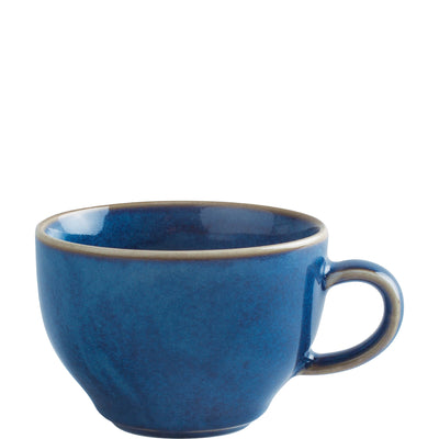 Eine keramische Tasse in kräftigem Blau mit schmalem Rand und einem kleinen, gebogenen Henkel. Die Tasse hat eine glatte Oberfläche und reflektiert das Licht. Sie steht auf einem weißen Hintergrund, was die Farben hervorhebt.