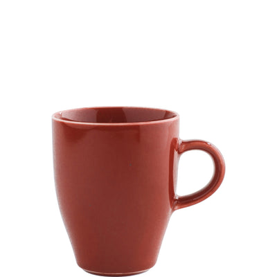 Eine rote Keramiktasse mit konischer Form und einem seitlichen Henkel. Die Tasse hat eine glatte, glänzende Oberfläche und steht auf einer hellen Unterlage. Sie ist leer und hebt den rustikalen Stil der Keramik hervor.