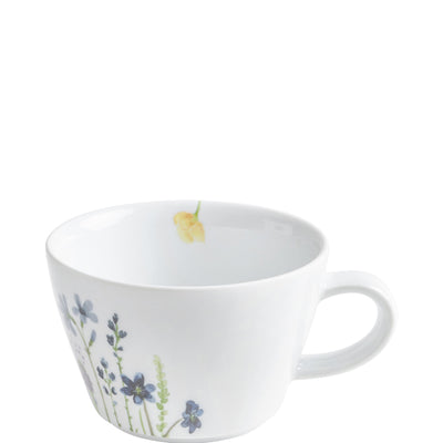 Eine elegante weiße Porzellan-Tasse mit farbenfrohen Blumenmotiven an der Außenseite. Die Tasse hat einen breiten Rand und eine schlanke, geschwungene Form. Sie ist ideal für Kaffee oder Tee und vermittelt einen klassischen, charmanten Look. Der Innenteil der Tasse ist schlicht und unifarben.