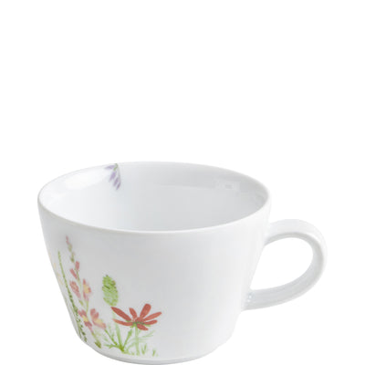 Eine weiße Porzellantasse mit zarten, bunten Blumenmustern am Rand. Die Tasse hat einen klassischen Stil mit einem griffigen Henkel. Der Innenraum ist schlicht und undecoriert. Die Blumen in Rosatönen, Grün und Lila verleihen der Tasse eine fröhliche Note, die an einen Garten erinnert. Diese Tasse eignet sich ideal für Tees oder Kaffees und bringt eine elegante Atmosphäre in jede Kaffeetafel.