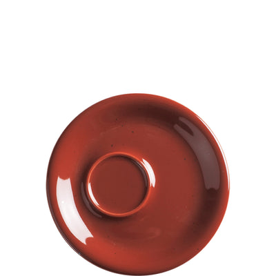 Ein runder, tiefrot glasiertes Unterteller, der mittig eine Vertiefung für eine Tasse hat. Die Oberfläche ist glänzend und gleichmäßig, mit minimalen Unregelmäßigkeiten, die dem Teller einen handgemachten Charakter verleihen. Der Teller hat eine einfache Form ohne weitere Verzierungen.