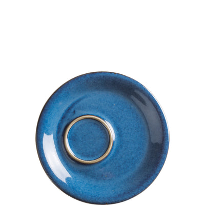 Ein runder, blauer Unterteller mit einer leicht glänzenden Oberfläche. In der Mitte des Tellers befindet sich ein kleinerer Kreis, der für eine Tasse oder ähnliches gedacht ist. Die Farbe ist ein kräftiges Blau mit einer gleichmäßigen Glasur, die dem Teller ein elegantes Aussehen verleiht. Die Kanten sind sanft abgerundet, und der Gesamteindruck ist schlicht und modern. Ideal für den Einsatz in der Gastronomie oder im persönlichen Haushalt.