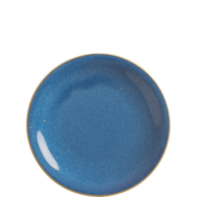 Blaues, rundes Geschirrstück mit glatter, glänzender Oberfläche. Der Rand ist leicht gewölbt und zeigt eine dünne, goldene Linie. Die Gesamtfarbe erinnert an einen klaren Himmel und ist frei von Mustern oder Verzierungen. Ideal für die Präsentation von Snacks oder Desserts.