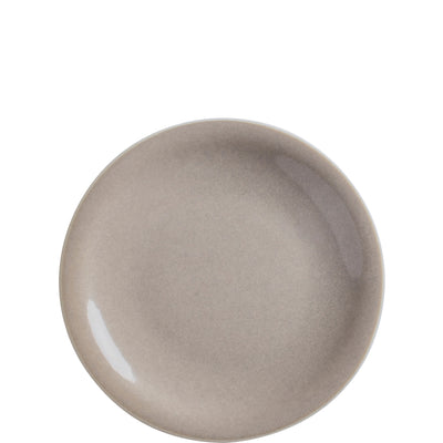 Runde, flache Speiseplatte in einem sanften, neutralen Grauton. Die Oberfläche ist glatt und glänzend, ohne Muster oder Verzierungen. Die Platte hat einen schmalen Rand und eine leicht gewölbte Form, ideal für die Präsentation von Speisen. Der Hintergrund ist neutral und hebt die Farbe der Platte hervor.