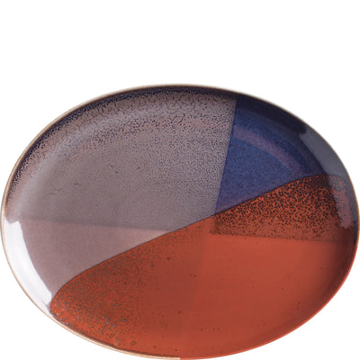 Ovaler Teller mit einer strukturierten, glasierten Oberfläche in mehreren Farben. Die linke Seite zeigt eine tiefviolette Fläche, während die rechte Seite in einem warmen Terrakottaton gehalten ist. Zwischen den beiden Farbflächen verläuft eine sanfte Übergangslinie. Die Glasur hat kleine, punktuelle Variationen, die dem Teller eine künstlerische Note verleihen. Der Rand des Tellers ist glatt und schimmert leicht. Ideal für die Präsentation von Speisen oder als dekoratives Element auf einem Tisch.