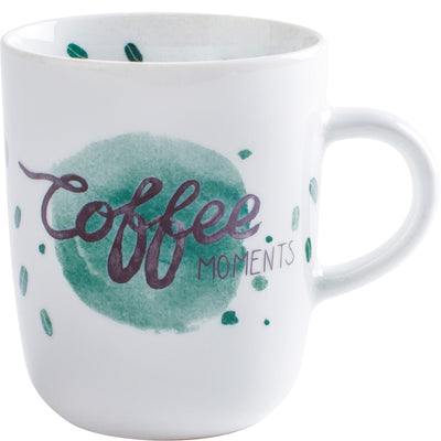 Eine weiße Kaffeetasse mit einem bunten Design. Auf der Vorderseite steht der Schriftzug "Coffee Moments" in geschwungener Schrift. Der Hintergrund ist in zarten Grüntönen mit einigen akzentuierten Punkten gestaltet. Die Tasse hat einen runden Körper und einen stabilen Henkel, ideal zum Halten.