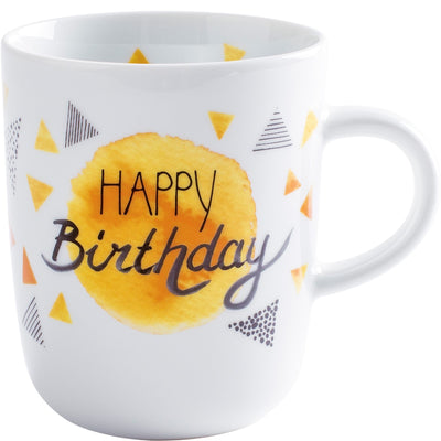 Eine weiße Tasse mit dem Aufdruck „Happy Birthday“ in einer verspielten Schriftart. Um den Text sind gelbe und orangefarbene Kreise sowie bunte, geometrische Muster in Form von kleinen Dreiecken und Punkten angeordnet. Die Tasse hat einen einfachen Henkel und wirkt fröhlich und festlich, ideal für Geburtstagsfeiern.