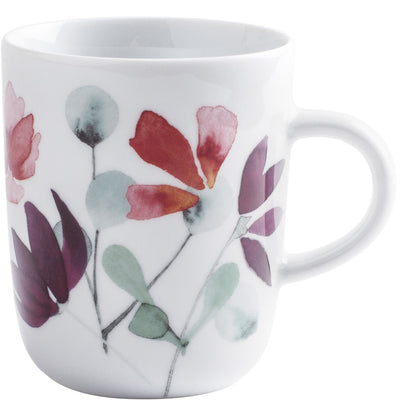 Weiße Tasse mit einem dekorativen, floralen Muster in sanften Farben. Die Blumen erscheinen in Rosa- und Rottönen, während die Blätter in verschiedenen Grüntönen gehalten sind. Die Tasse hat einen klassischen, runden Körper und einen griffbereiten Henkel. Der Hintergrund ist schlicht, wodurch die Muster gut zur Geltung kommen. Ideal für Tee oder Kaffee.