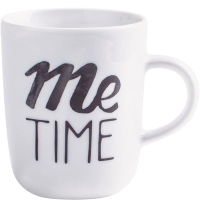 Eine weiße Tasse mit dem Aufdruck "Me Time" in einer modernen Schriftart. Die Buchstaben sind teils in einer geschwungenen, teils in einer geraden Schrift gestaltet. Die Tasse hat eine einfache Form mit einem breiten Henkel und eignet sich ideal für Kaffee oder Tee. Der Fokus auf dem Schriftzug vermittelt eine entspannende Botschaft, die für persönliche Auszeiten und Selbstfürsorge steht.