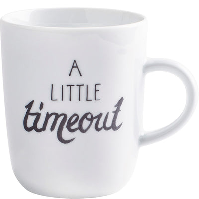 Eine weiße Keramiktasse steht auf einem neutralen Untergrund. Die Tasse hat einen runden Rand und einen stabilen Henkel. Auf der Vorderseite ist in schwarzer Schrift der Text "A LITTLE timeout" aufgedruckt. Die Schrift ist modern und verspielt gestaltet, was der Tasse einen freundlichen Look verleiht. Sie eignet sich gut für Kaffee oder Tee und vermittelt eine entspannende Botschaft der Auszeit.