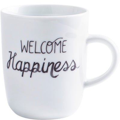 Weißer Kaffeebecher mit dem aufgedruckten Text "WELCOME Happiness" in geschwungener Schrift auf der Vorderseite. Der Becher ist schlicht und hat eine gerade Form ohne Henkel, was ihn modern wirken lässt. Der Innenraum ist ebenfalls weiß. Der Becher vermittelt eine positive Botschaft und ist ideal für den Genuss von Getränken oder als dekoratives Element in einem Zuhause.