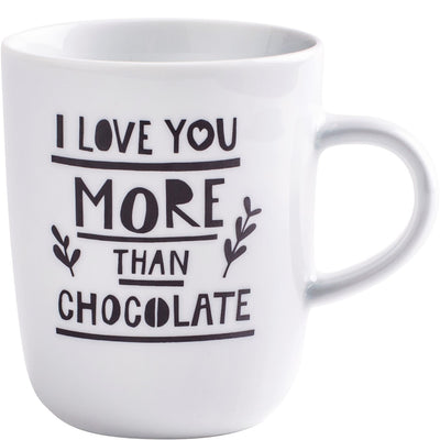 Eine weiße Kaffeetasse mit schwarzem Schriftzug, der den Text "I love you more than chocolate" zeigt. Die Schrift ist dekorativ gestaltet, mit kleinen Pflanzenmotiven um die Wörter. Die Tasse hat einen runden Bauch und einen stabilen Henkel. Sie steht auf einem neutralen Hintergrund.