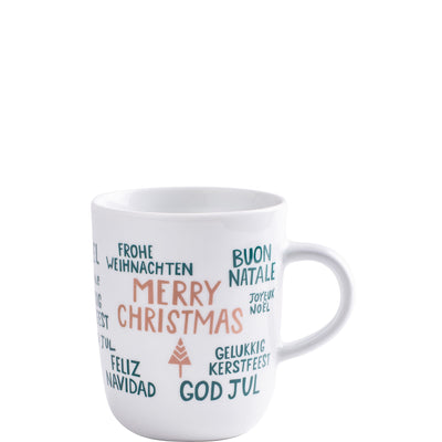 Weißer Kaffeebecher mit bunten Weihnachtsgrüßen in verschiedenen Sprachen. Auf der Vorderseite steht "MERRY CHRISTMAS" in großen, auffälligen Buchstaben. Um den Schriftzug herum sind Weihnachtswünsche in Deutsch, Italienisch, Französisch, Spanisch, Niederländisch und Schwedisch zu sehen. Der Becher hat eine klassische Form und ist einfach gehalten, was ihn zu einem festlichen Geschenk oder einer Dekoration für die Weihnachtszeit macht.
