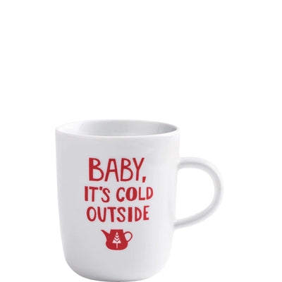Weißer Keramikbecher mit rotem Schriftzug, der den Text "BABY, IT'S COLD OUTSIDE" zeigt. Unter dem Text ist eine stilisierte Teekanne abgebildet. Der Becher hat eine runde Form und einen stabilen Henkel, eignet sich gut für heiße Getränke und vermittelt durch den Text eine gemütliche, winterliche Stimmung.