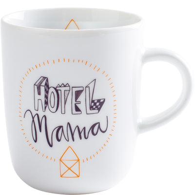 Weißer Kaffeebecher mit dem Aufdruck „Hotel Mama“ in verschiedenen Schriftarten. Um den Schriftzug herum befindet sich ein dekorativer, runder Rahmen mit Punkten. Der Becher hat einen einfachen, modernen Stil und ist auf einem weißen Hintergrund platziert. Der Henkel des Bechers ist gut erkennbar. Ideal für Getränke wie Kaffee oder Tee.