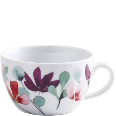 Weißer Kaffeebecher mit bunten, floralen Motiven in Rot, Rosa, Lila und Grün, die etwa zur Hälfte des Bechers umherlaufen. Der Becher hat eine runde, offene Form und einen stabilen Henkel. Der Hintergrund ist schlicht und sorgt dafür, dass die floralen Muster gut zur Geltung kommen. Die glatte Oberfläche lässt das Licht reflektieren, was der Tasse zusätzlichen Glanz verleiht.