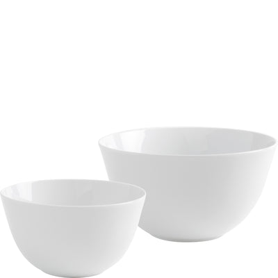Zwei weiße Schalen stehen gegeneinander. Die kleinere Schale ist rund und hat einen flachen Boden, während die größere Schale eine tiefere Form hat. Beide Schalen sind einfach und ohne Muster, ideal für die Verwendung in der Küche oder beim Servieren von Speisen.